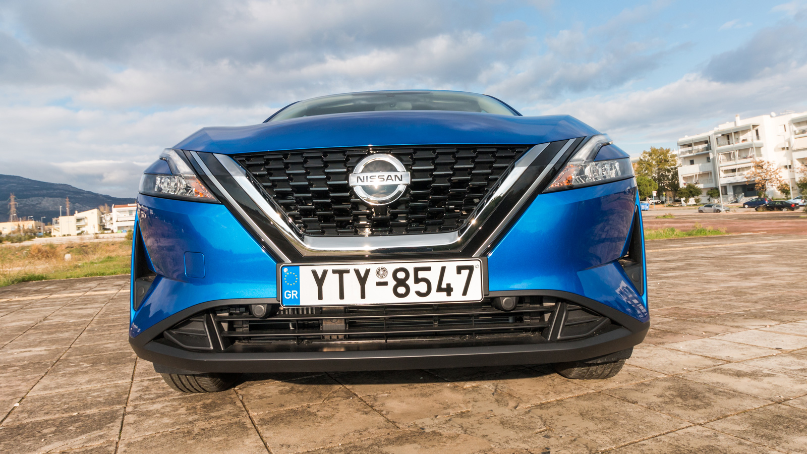 Η εξωτερική σχεδίαση του «δυνατού» Qashqai δεν διαφέρει πουθενά σε σχέση με την απλή έκδοση, με τη V-Motion μάσκα και τα λεπτά LED φανάρια να ξεχωρίζο